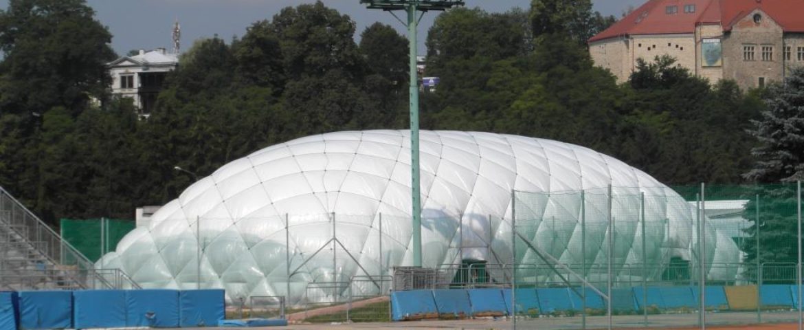 09-2012 / Bâtiment gonflable pour des terrains de tennis à MOSIR Sanok