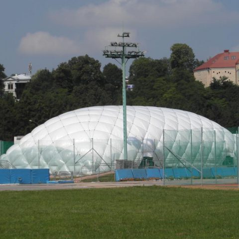 09-2012 / Cúpula inflable para pistas de tenis para MOSIR Sanok