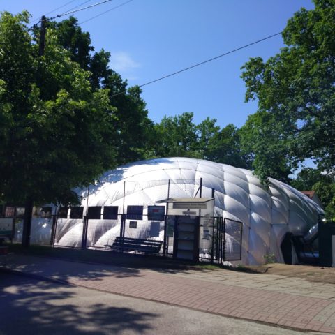 05 – 2018 / Hala pneumatyczna i boisko wielofunkcyjne – Szkoła podstawowa nr 77 w Warszawie.